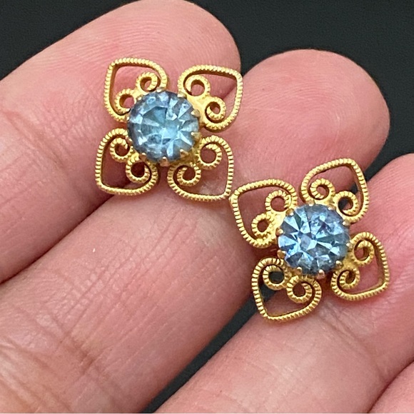 Vintage Unsigned Blue Topaz Gold-tone Filigree Ornate Flower Earrings 2.6g - Picture 2 of 13